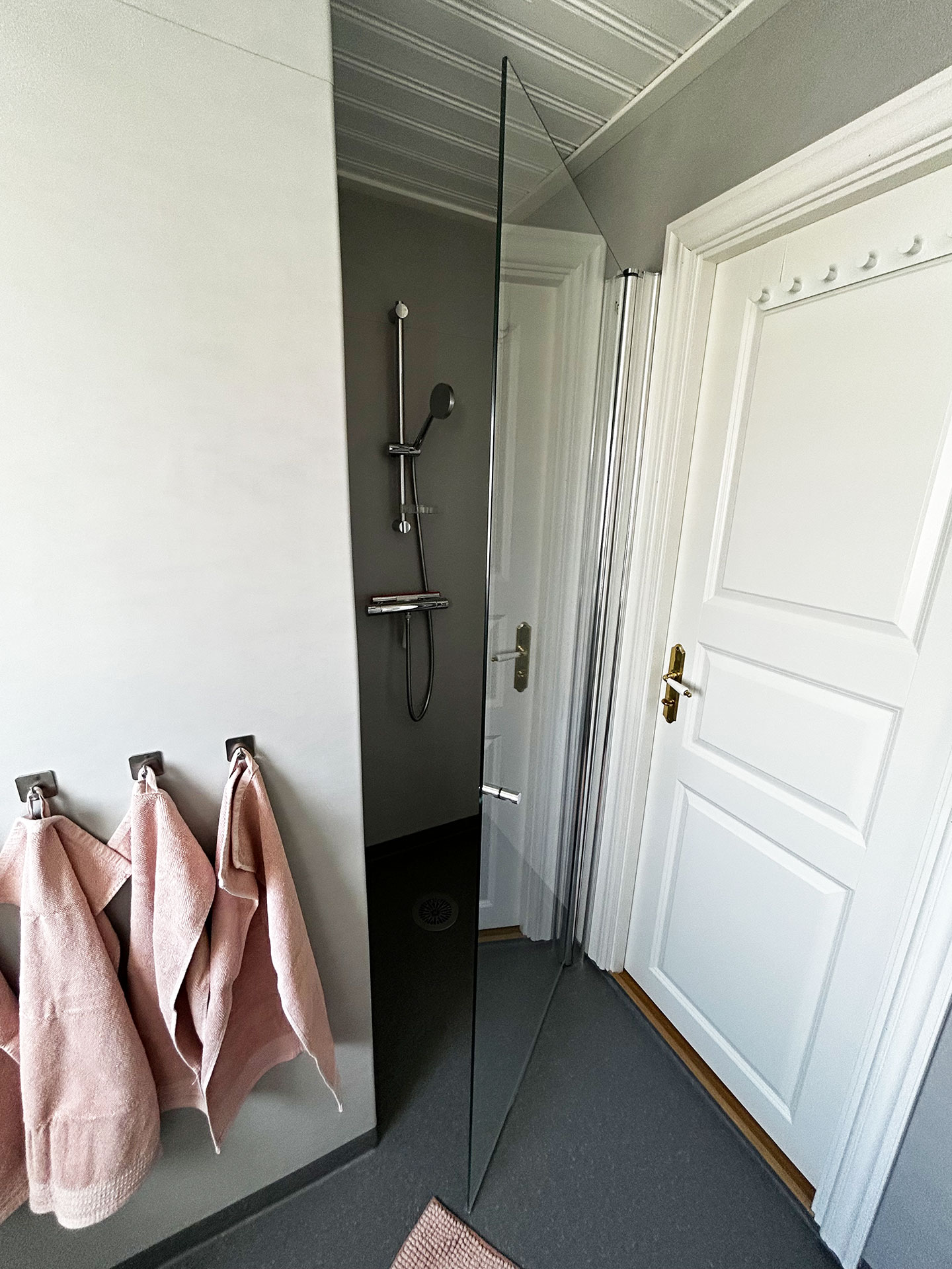 Ebenerdige Dusche mit Glastür