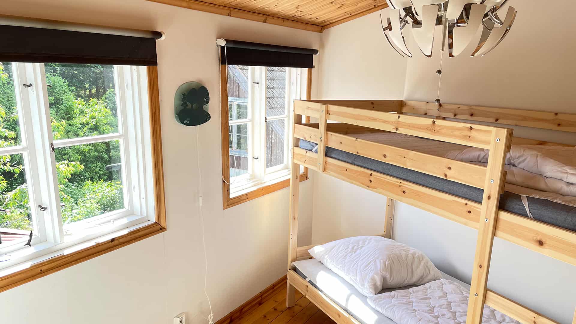 Kinderschlafzimmer mit Etagenbett aus Naturholz
